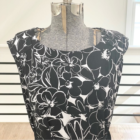 Small black and white floral, print, stretchy loose fit dress - Picture 3 of 6